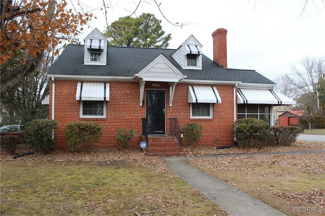 view of front of home featuring a front yard