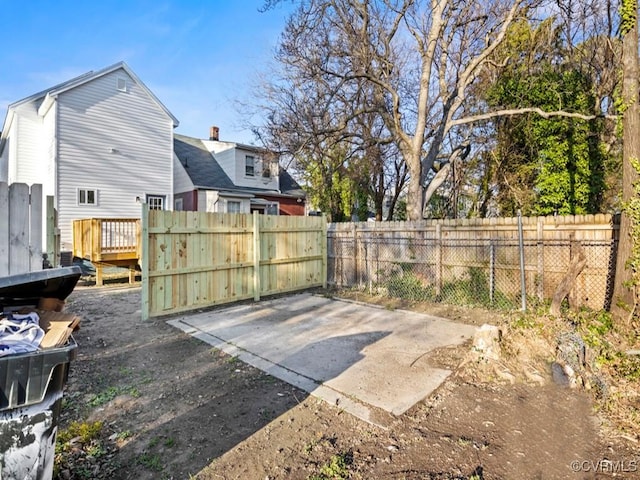 view of yard featuring a patio area