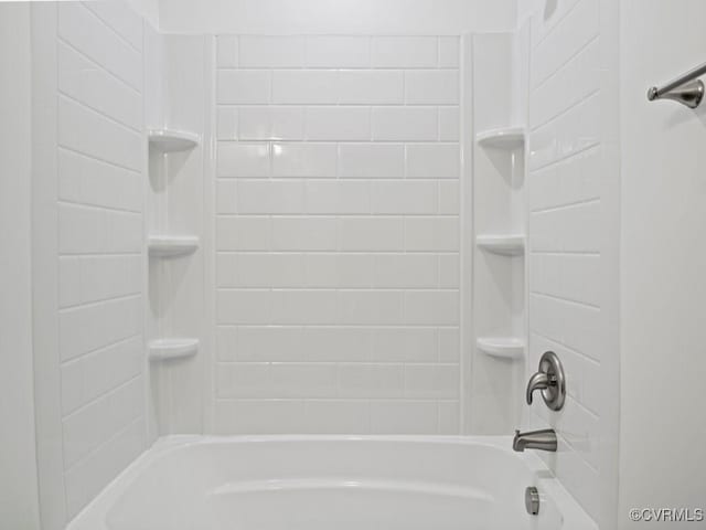 bathroom featuring tiled shower / bath