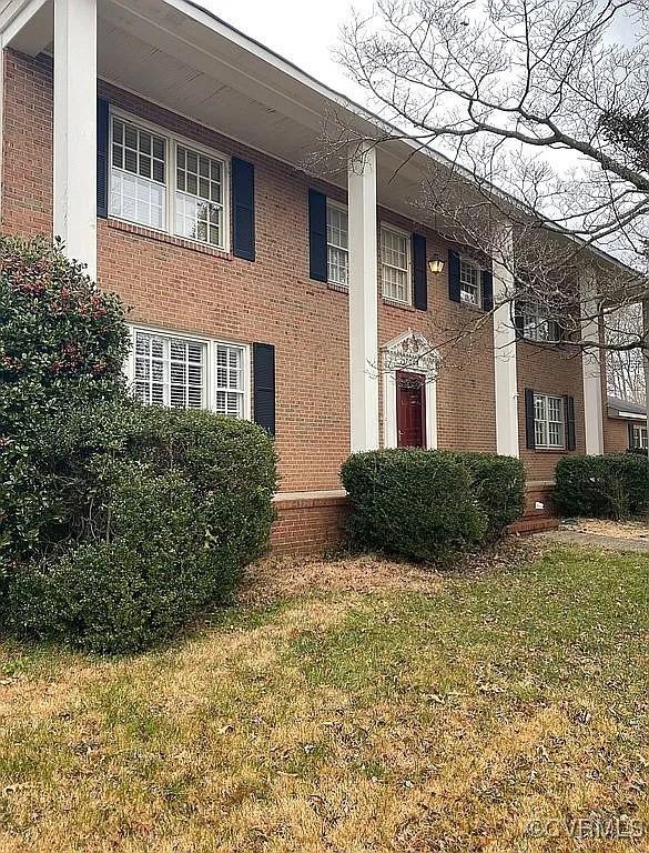 view of front of home with a front lawn