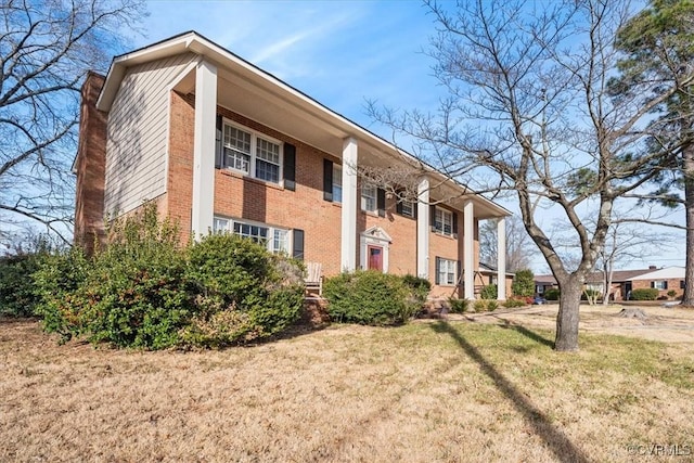 view of front facade featuring a front lawn