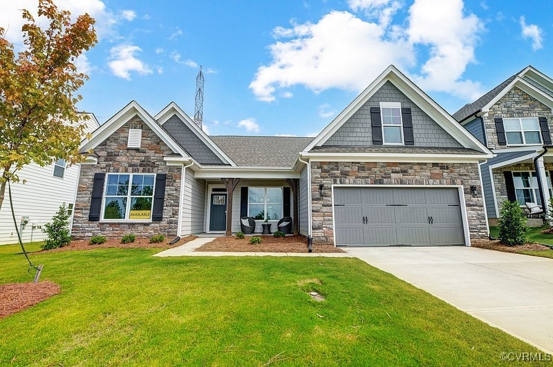 craftsman-style house featuring a front yard