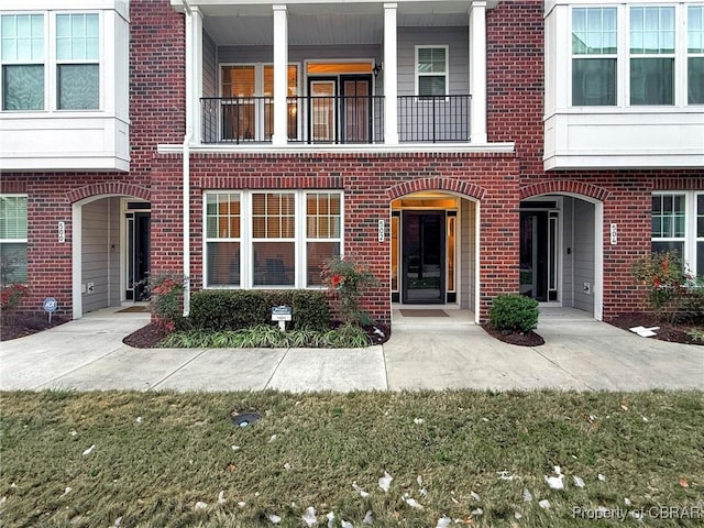 view of front of house with a front yard