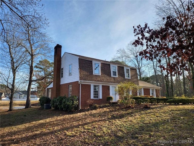 view of front facade featuring a front yard