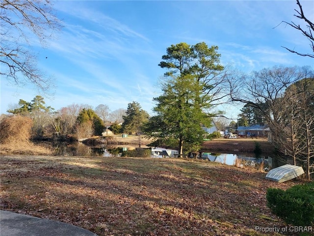 view of yard featuring a water view