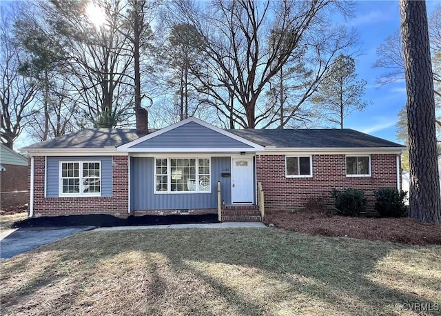 single story home with a front lawn