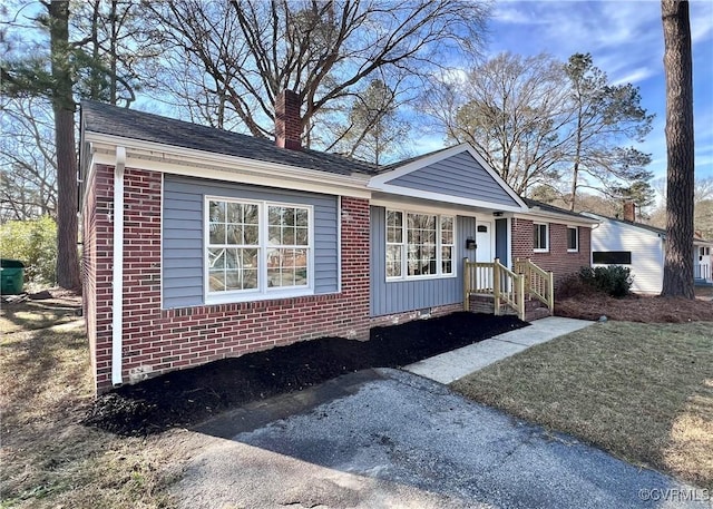 view of front facade with a front lawn