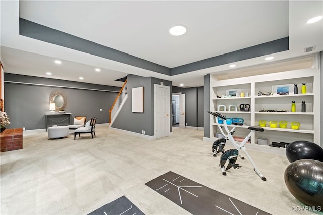 workout room featuring carpet floors, visible vents, and baseboards