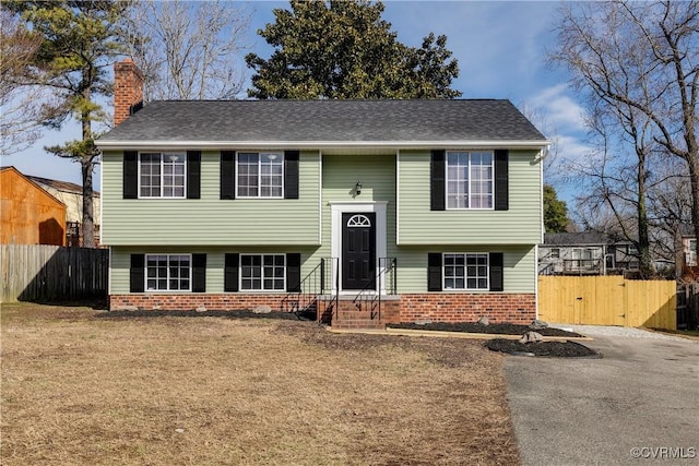 bi-level home featuring a front lawn