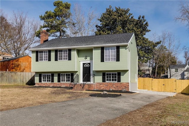 split foyer home with a front yard