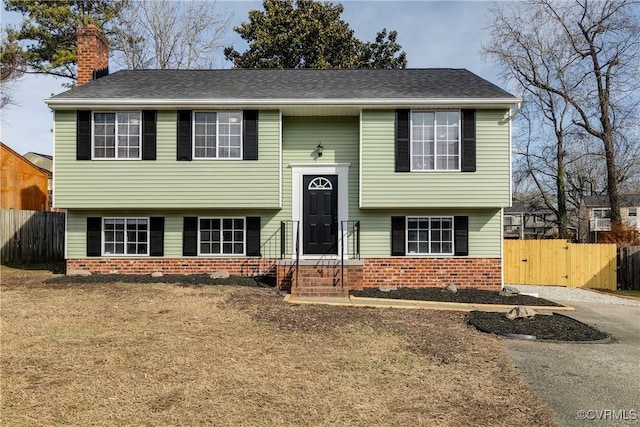 split foyer home featuring a front yard