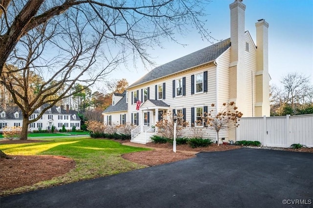 colonial home featuring a front yard