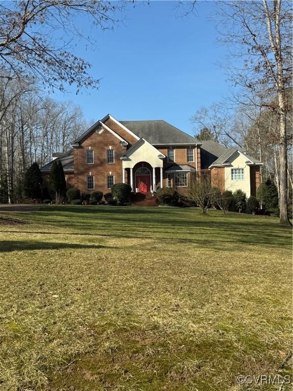 view of front of house featuring a front lawn