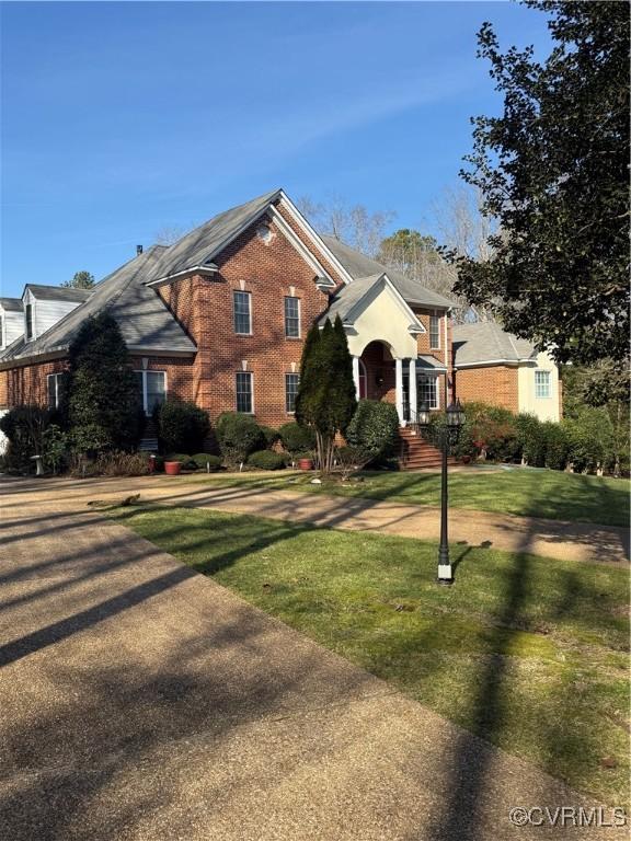 view of front of property featuring a front lawn