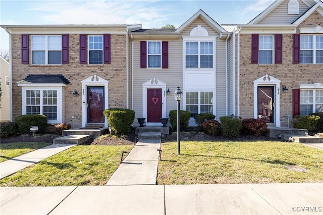 multi unit property featuring a front yard