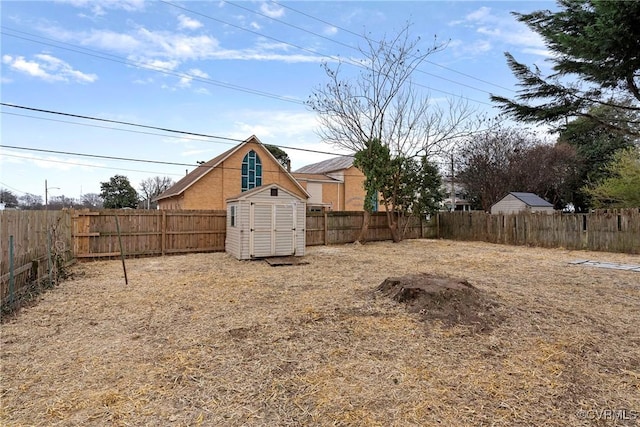 view of yard featuring a storage unit