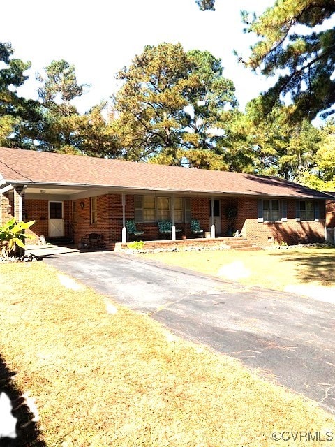 ranch-style house featuring a front lawn