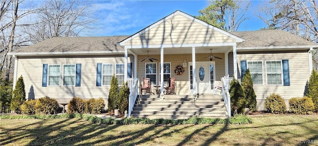 view of front of home with ceiling fan, covered porch, and a front lawn