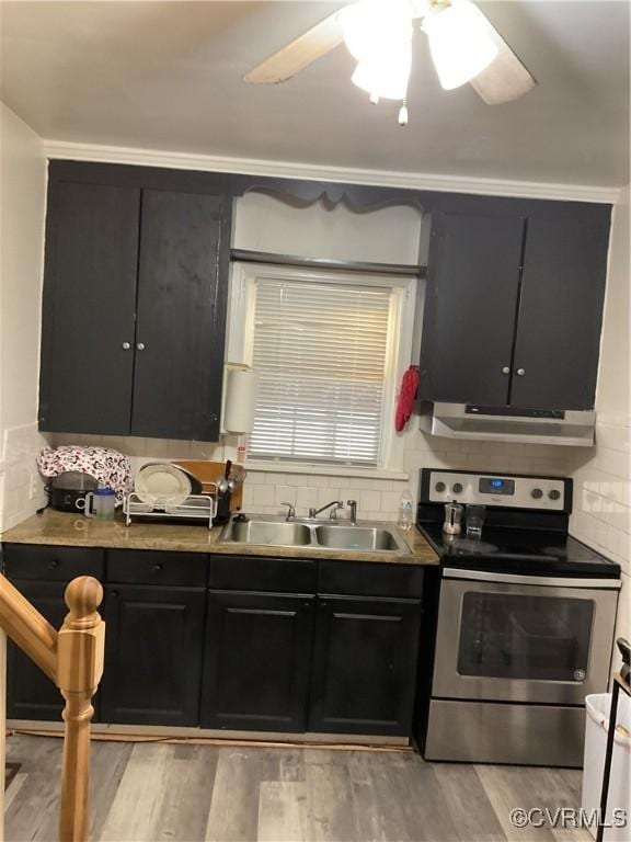 kitchen featuring stainless steel electric stove, tasteful backsplash, sink, ceiling fan, and light hardwood / wood-style floors