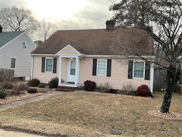 view of front facade featuring a front lawn