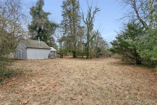 view of yard with an outbuilding