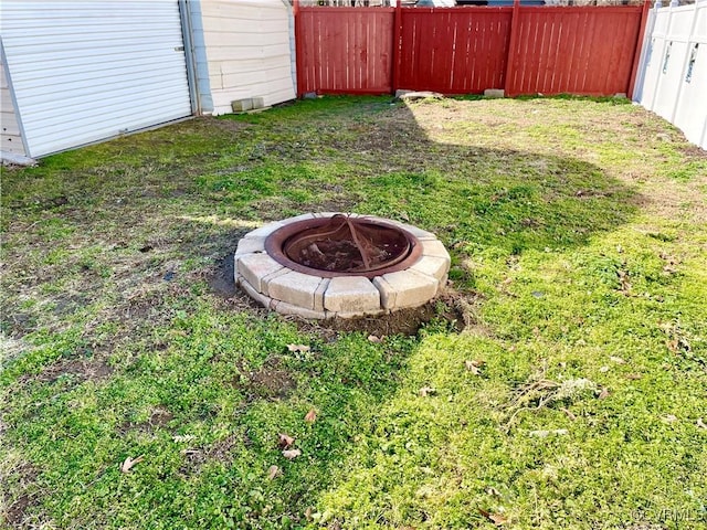 view of yard featuring an outdoor fire pit