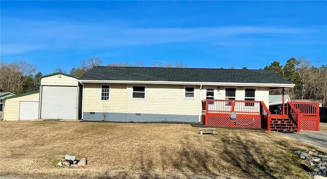 view of front of house featuring a wooden deck and a front lawn