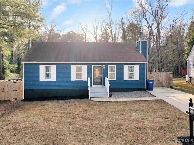 view of front of property featuring a front yard