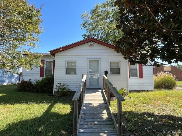 view of front of property with a front yard