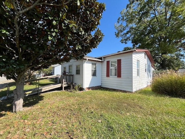 view of front facade with a front yard