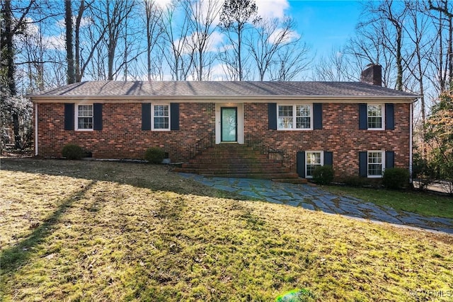 view of front of property featuring a front lawn