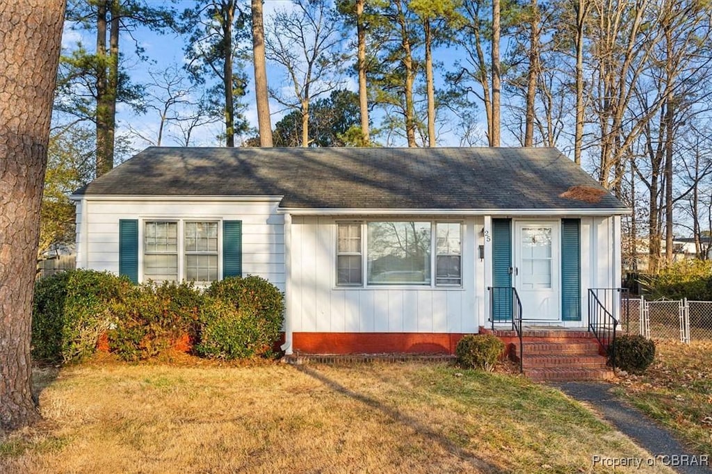 view of front facade with a front yard