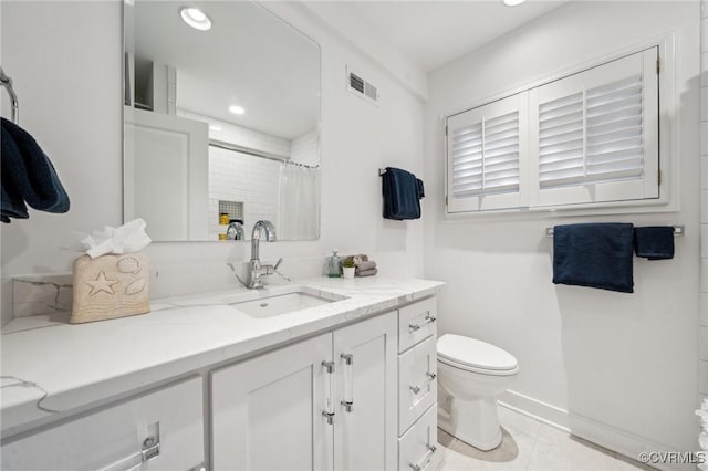 full bath featuring visible vents, toilet, a shower with curtain, vanity, and recessed lighting