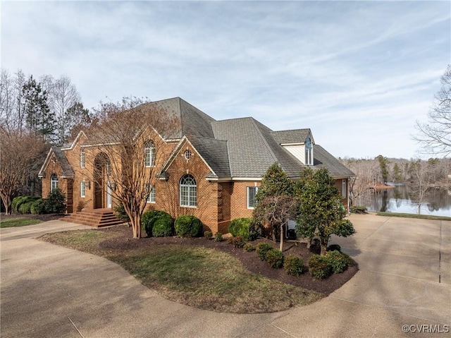 view of front of property featuring a water view