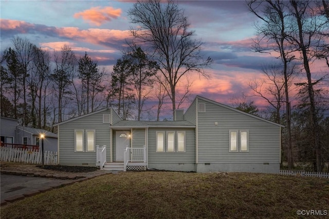 view of front of property featuring a yard