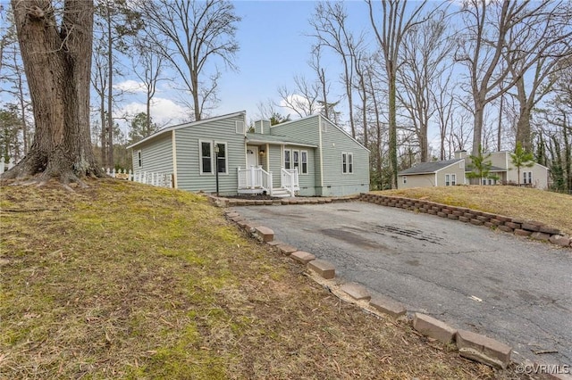 single story home with a front lawn