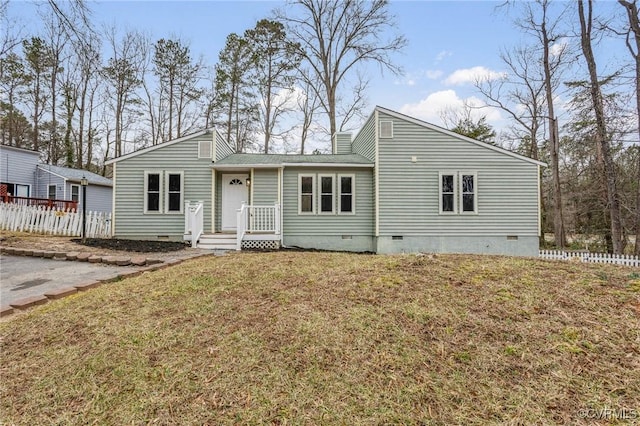 view of front of house featuring a front lawn