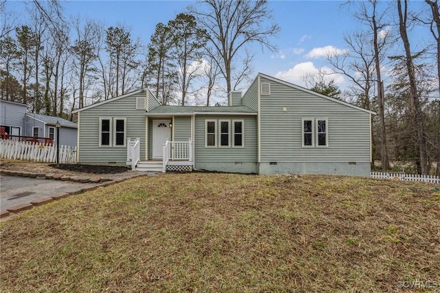 view of front facade featuring a front yard