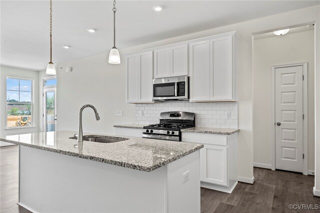 3817 Maze Runner Dr, Midlothian, VA 23112 - kitchen featuring appliances with stainless steel finishes, a kitchen island with sink, hanging light fixtures, and white cabinets
