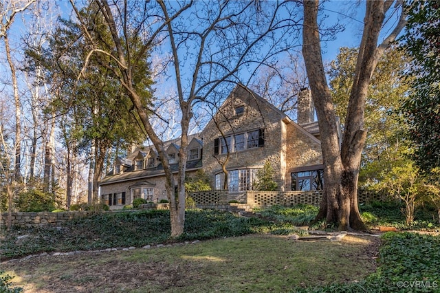 view of front of home featuring a front yard