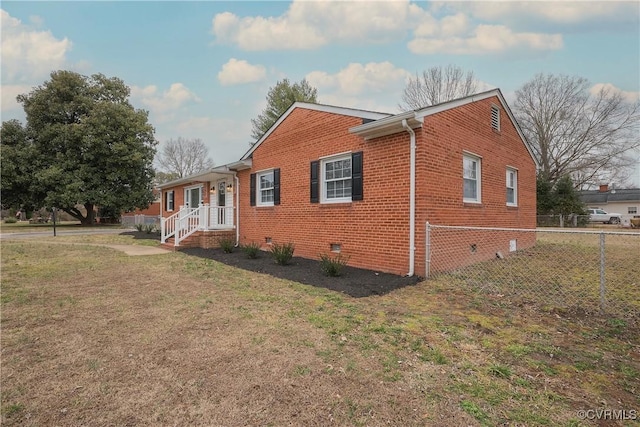 view of side of property featuring a yard