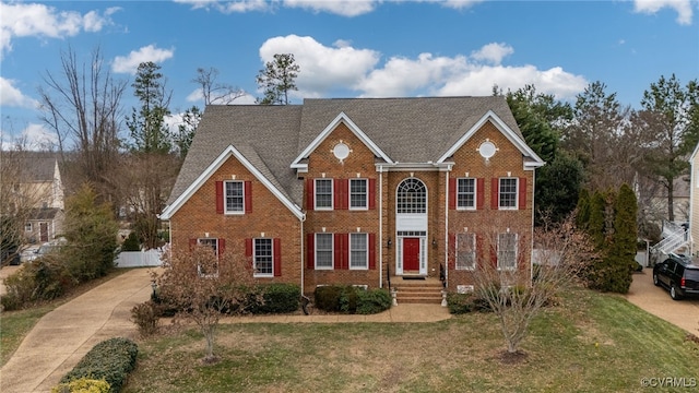 view of front of property featuring a front lawn