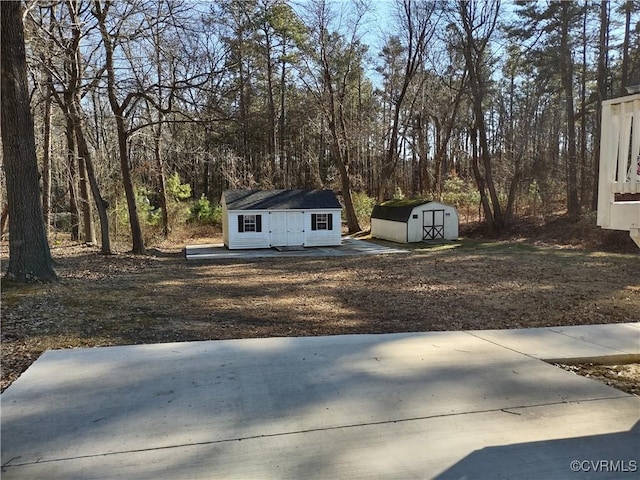 view of yard with a storage shed