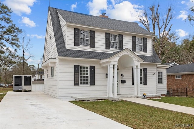 view of front of property featuring a front lawn