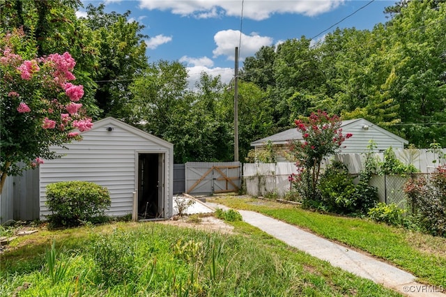 view of yard featuring a storage unit