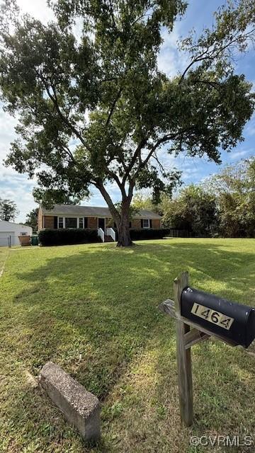 view of front facade with a front yard