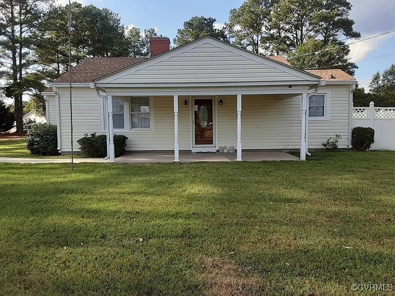 view of front of home with a front yard