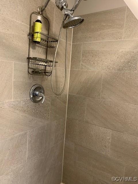 room details featuring tiled shower