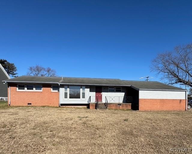 single story home with a front lawn