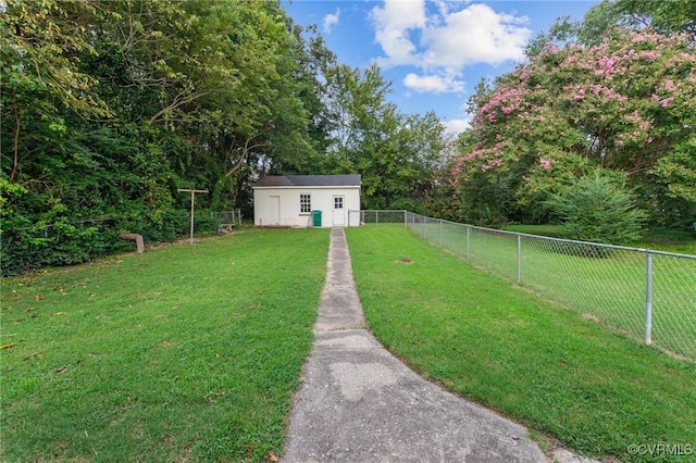 view of yard featuring an outbuilding